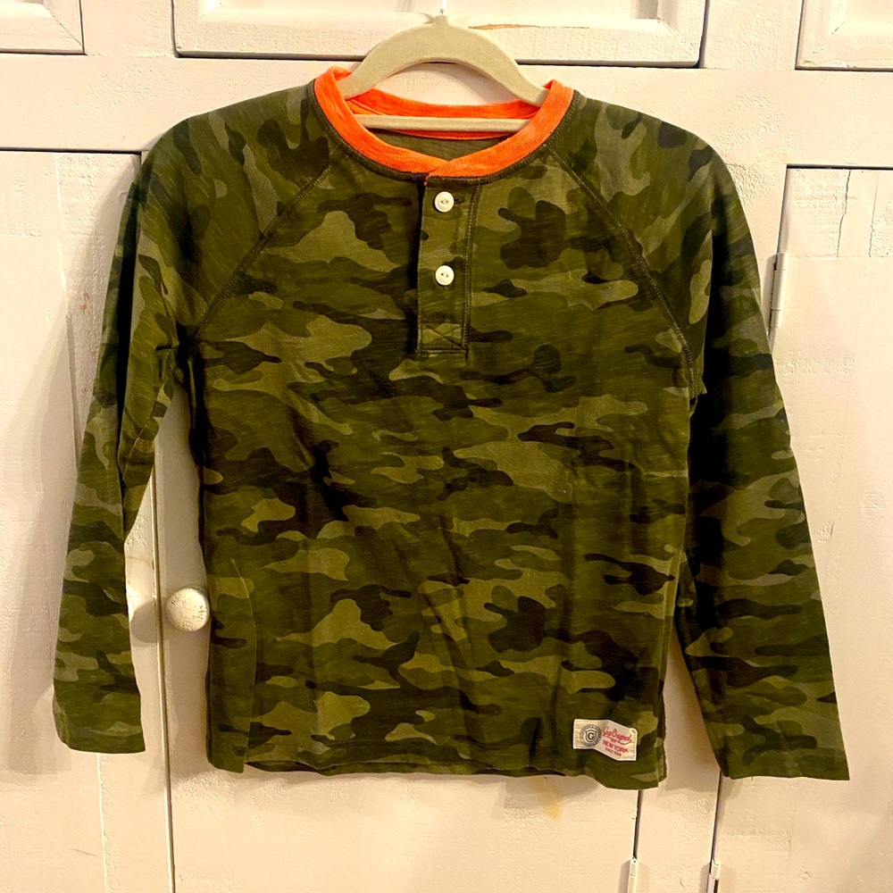 GAP kids Camo & orange collar long sleeve tee pullover knit shirt size M.